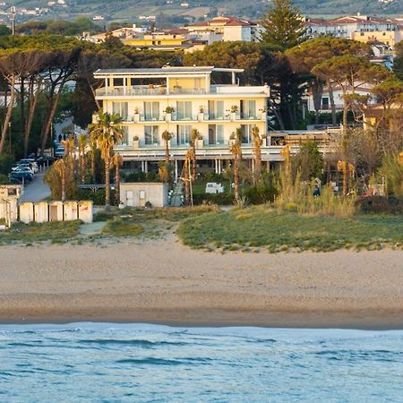 Hotel Artemide Mare Paestum Bagian luar foto