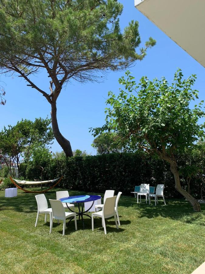 Hotel Artemide Mare Paestum Bagian luar foto