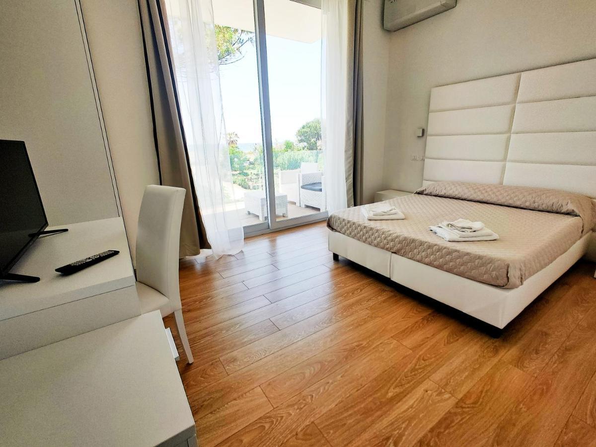 Hotel Artemide Mare Paestum Bagian luar foto