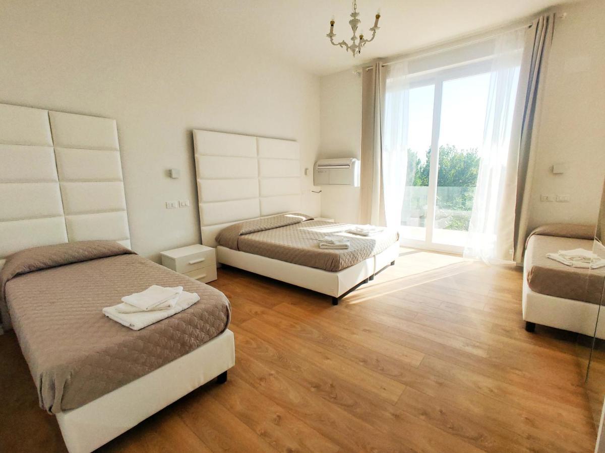 Hotel Artemide Mare Paestum Bagian luar foto