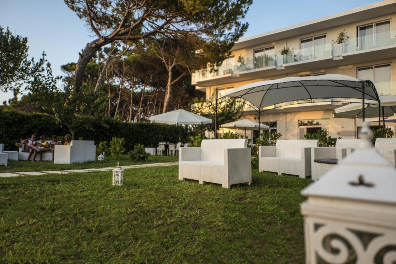 Hotel Artemide Mare Paestum Bagian luar foto