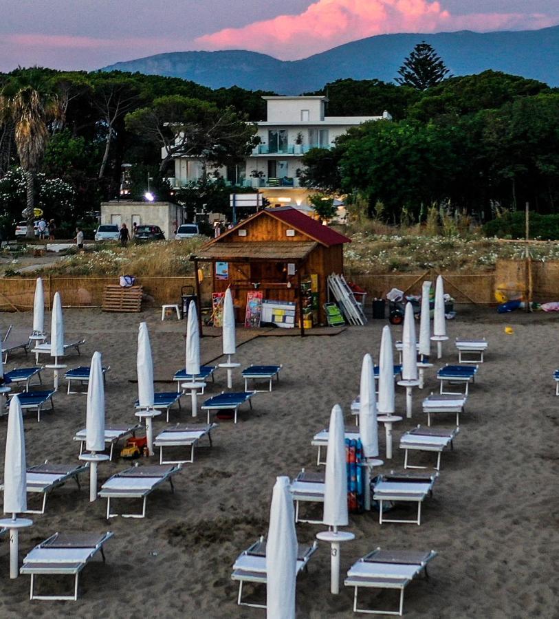 Hotel Artemide Mare Paestum Bagian luar foto