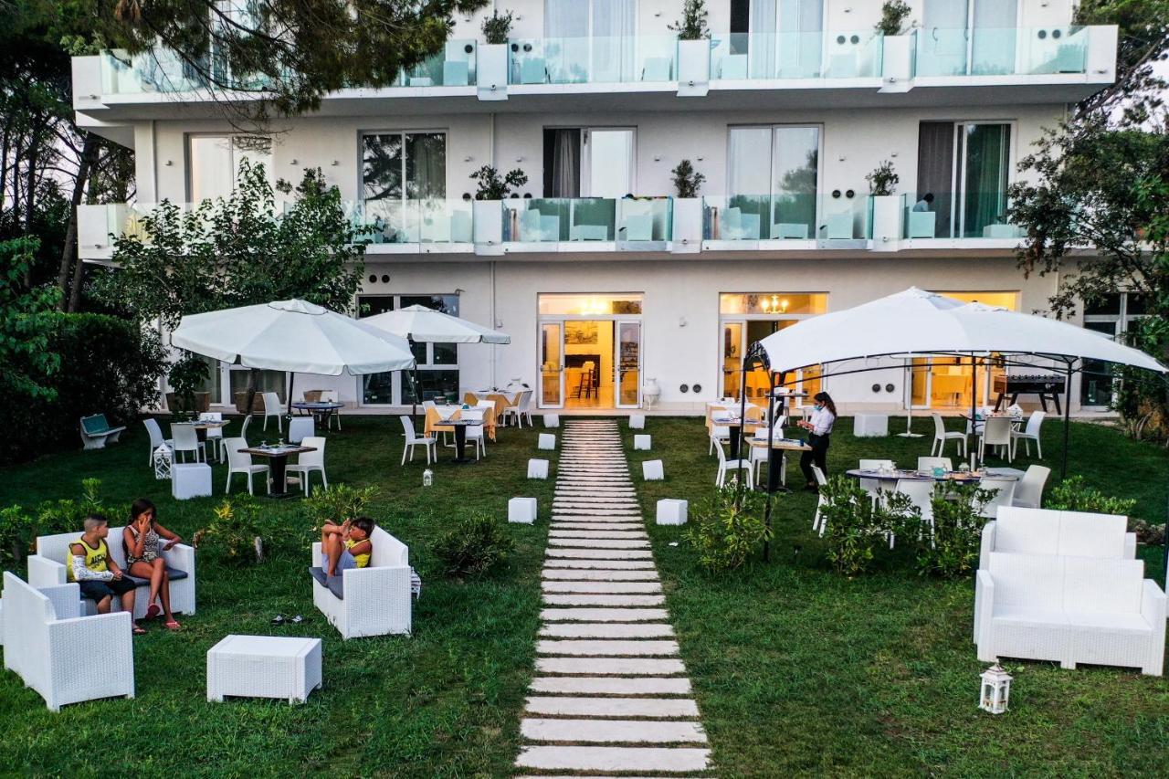 Hotel Artemide Mare Paestum Bagian luar foto