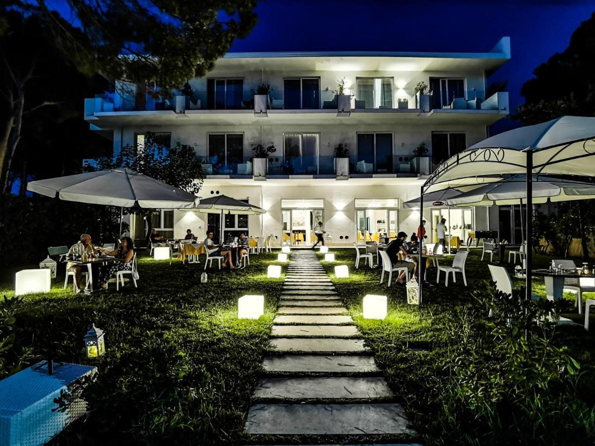 Hotel Artemide Mare Paestum Bagian luar foto