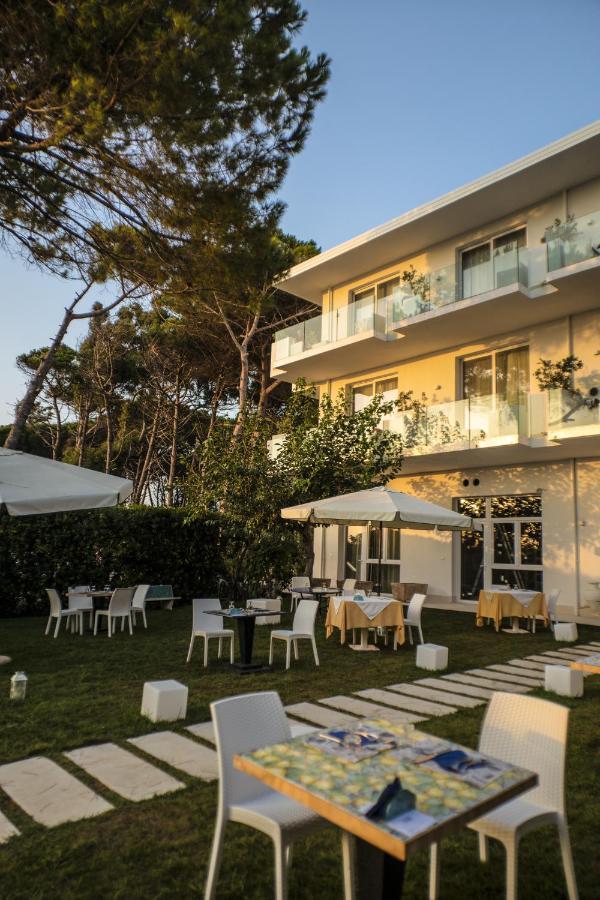 Hotel Artemide Mare Paestum Bagian luar foto