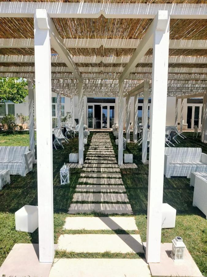 Hotel Artemide Mare Paestum Bagian luar foto