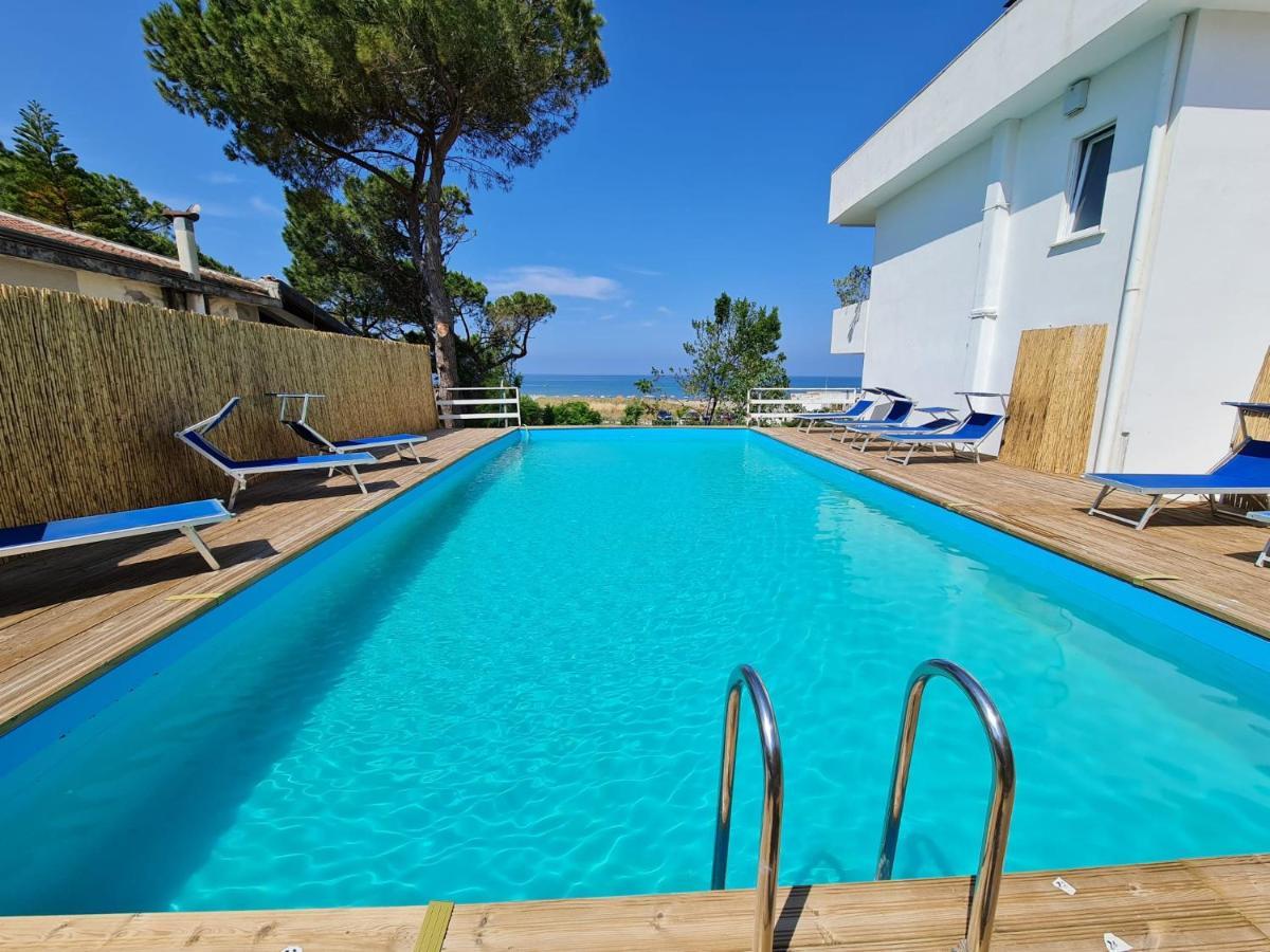 Hotel Artemide Mare Paestum Bagian luar foto