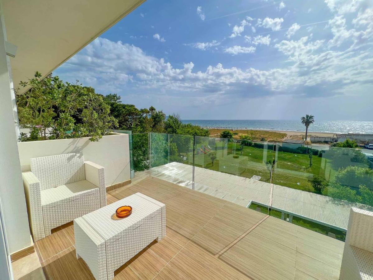Hotel Artemide Mare Paestum Bagian luar foto