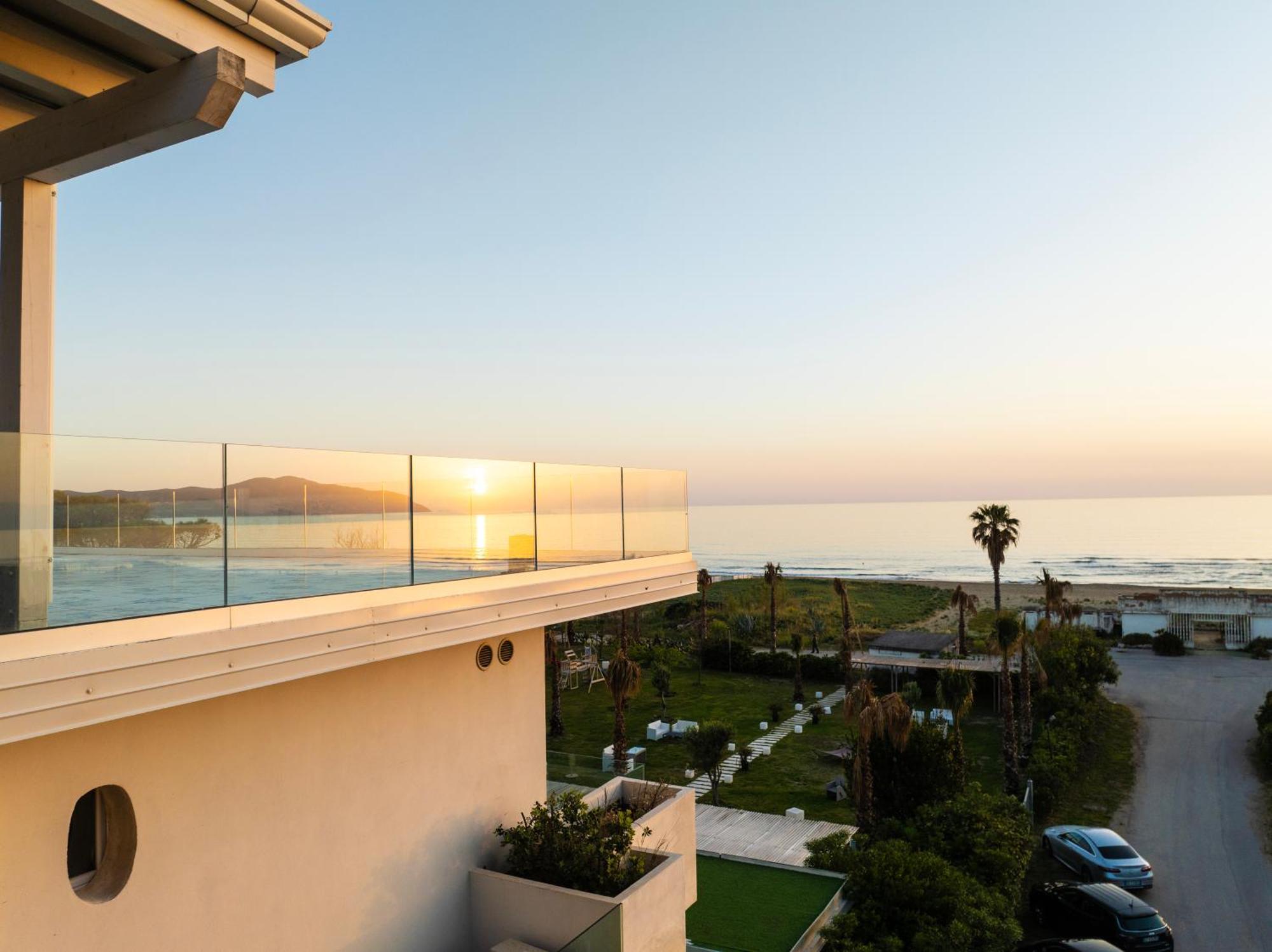 Hotel Artemide Mare Paestum Bagian luar foto
