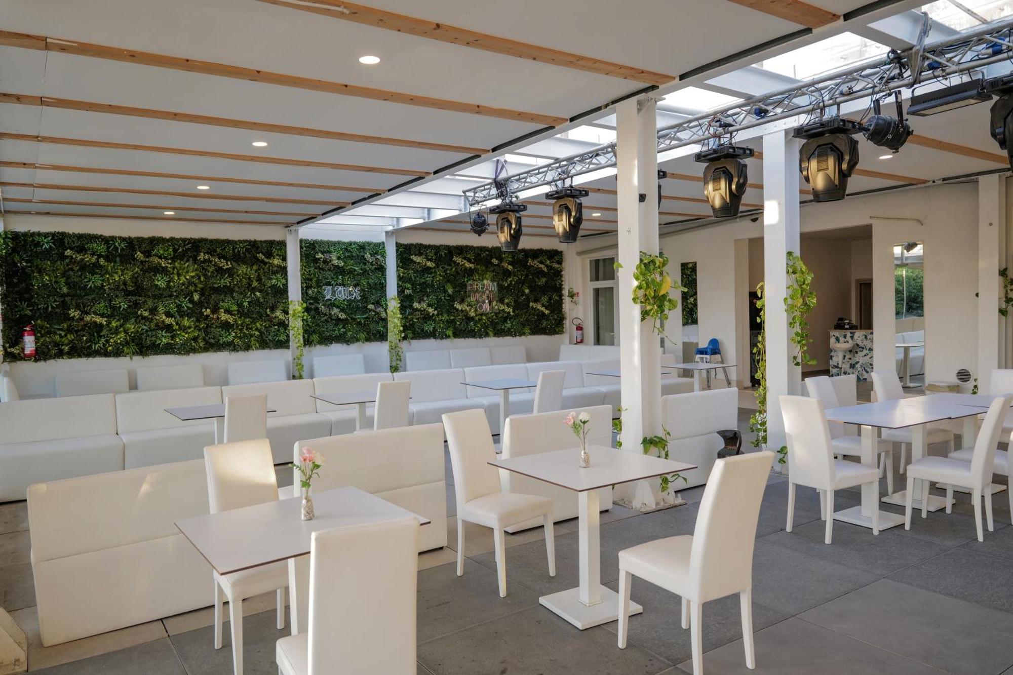 Hotel Artemide Mare Paestum Bagian luar foto
