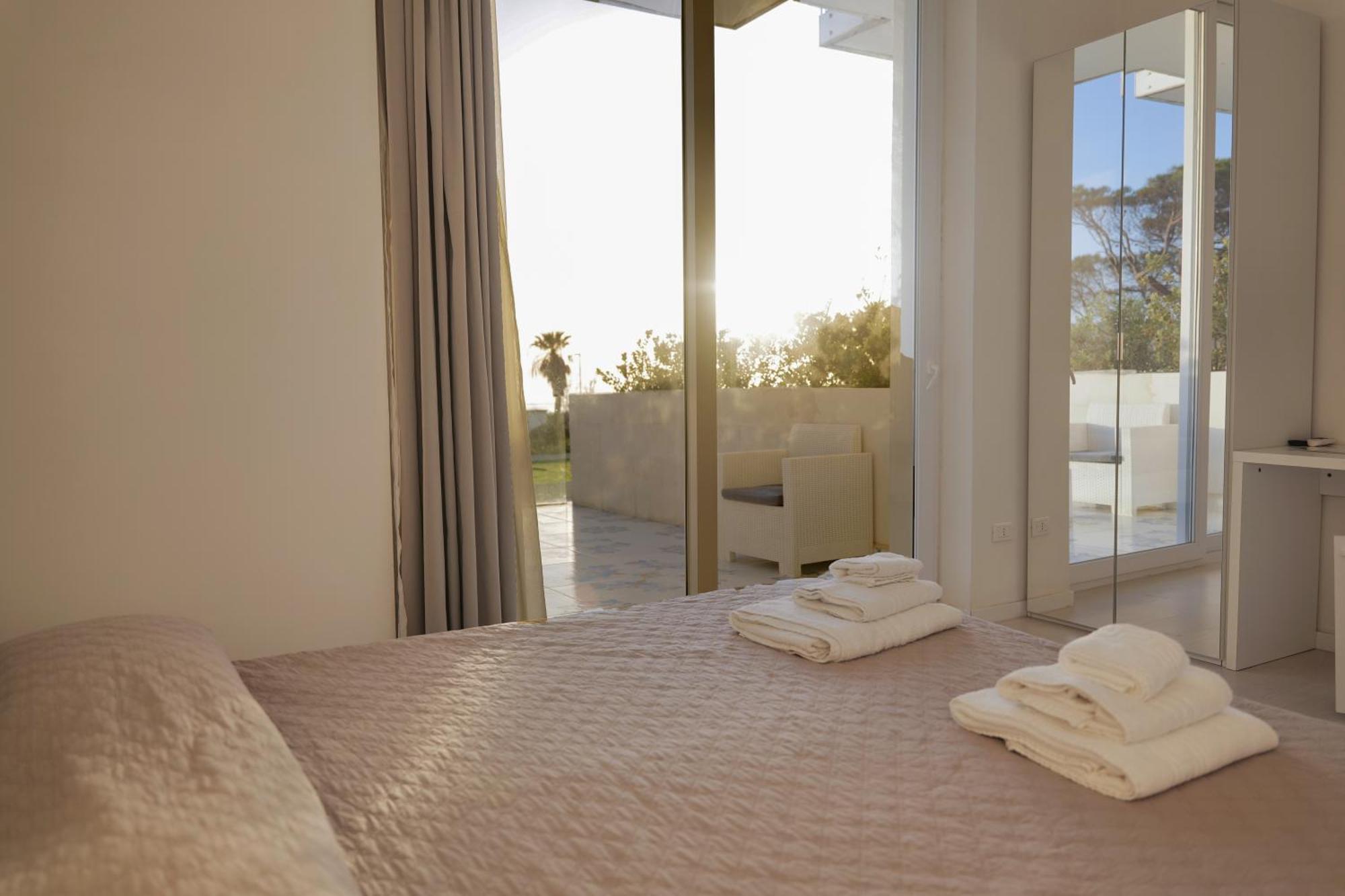 Hotel Artemide Mare Paestum Bagian luar foto