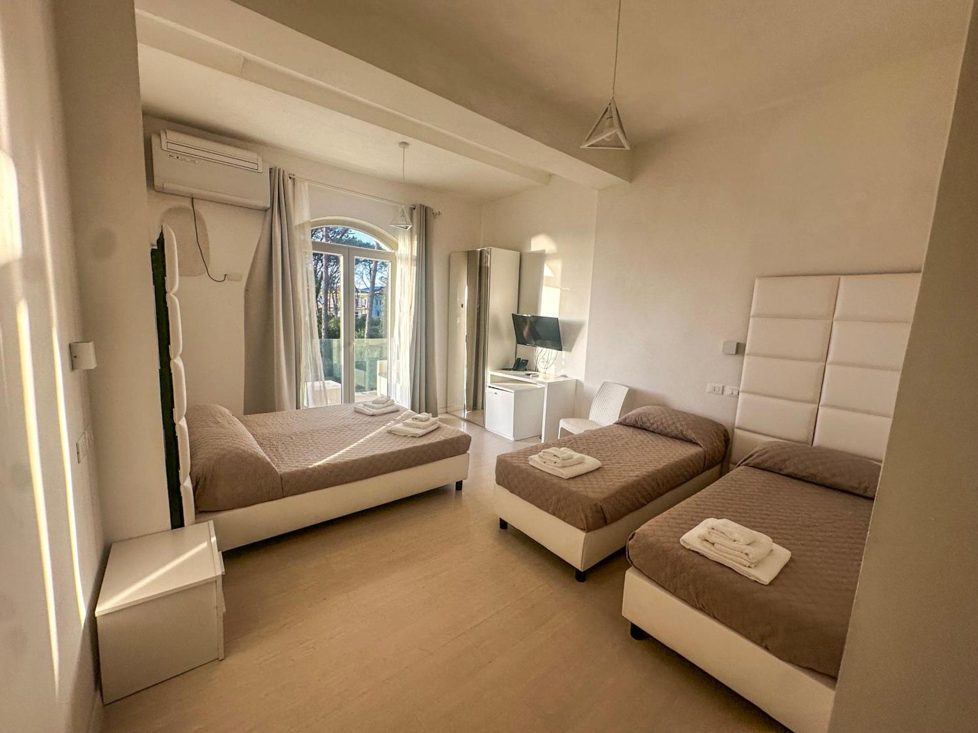Hotel Artemide Mare Paestum Bagian luar foto