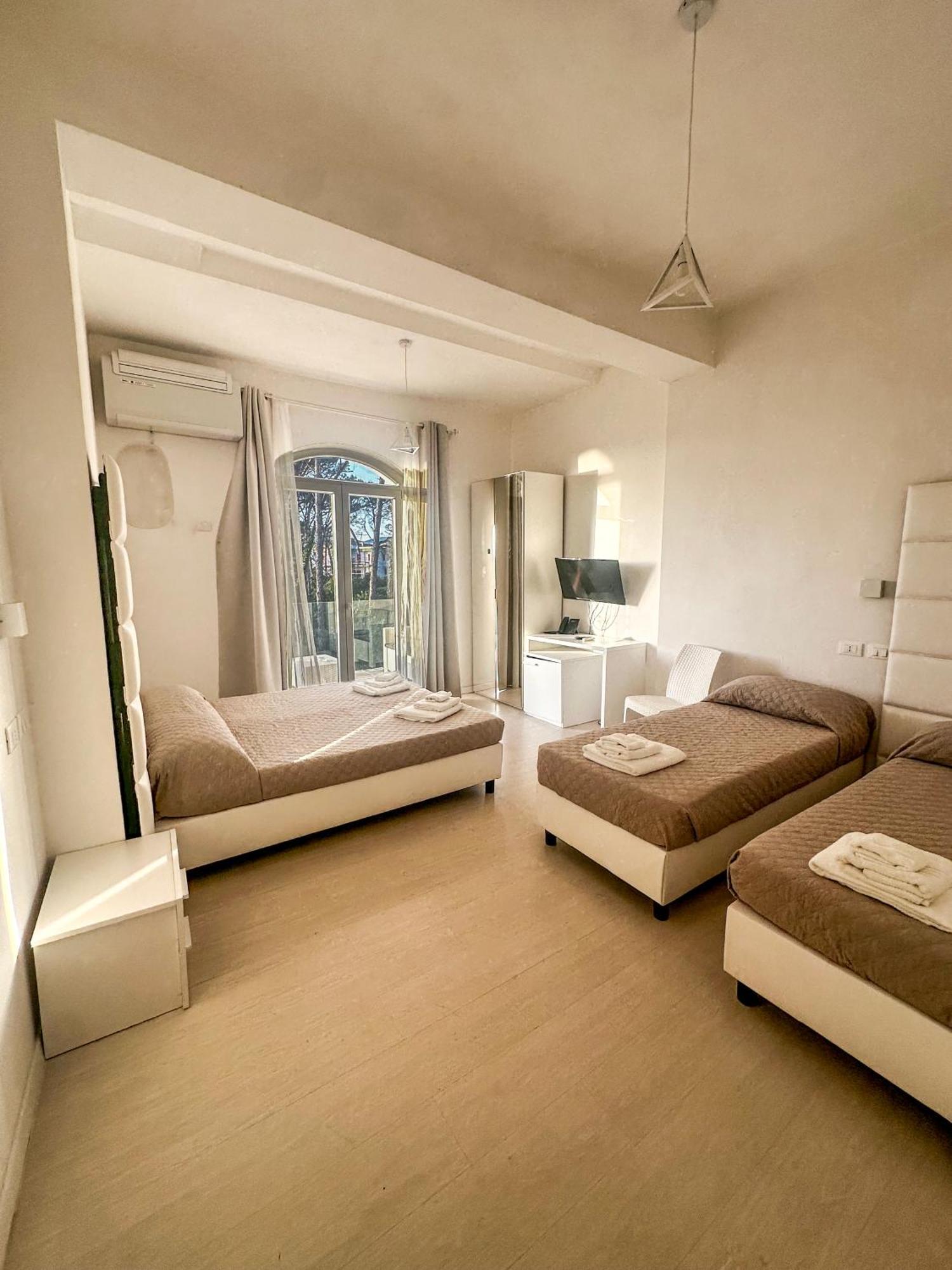 Hotel Artemide Mare Paestum Bagian luar foto