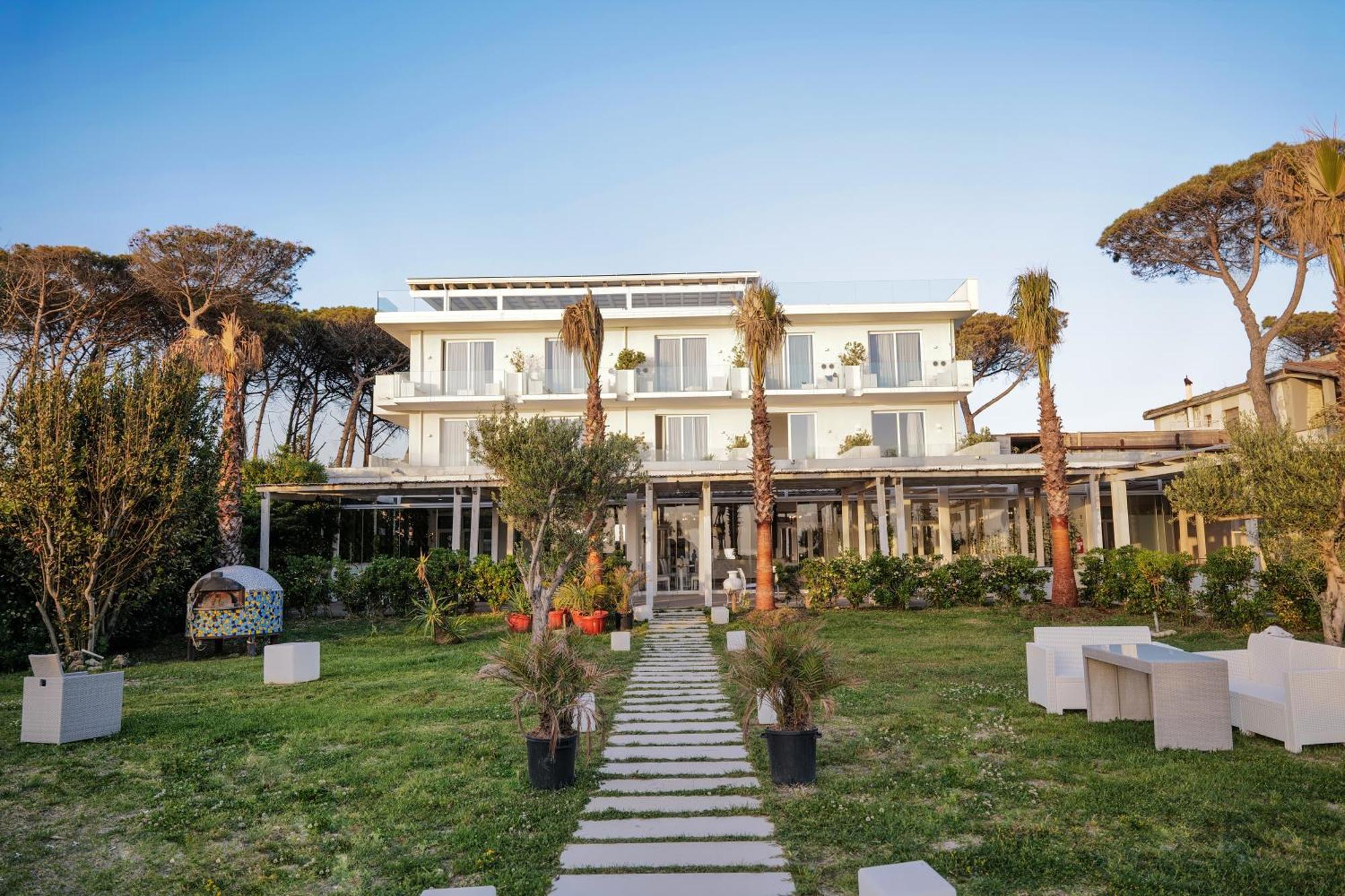 Hotel Artemide Mare Paestum Bagian luar foto