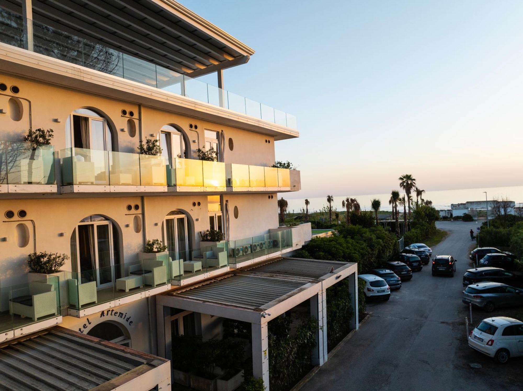 Hotel Artemide Mare Paestum Bagian luar foto