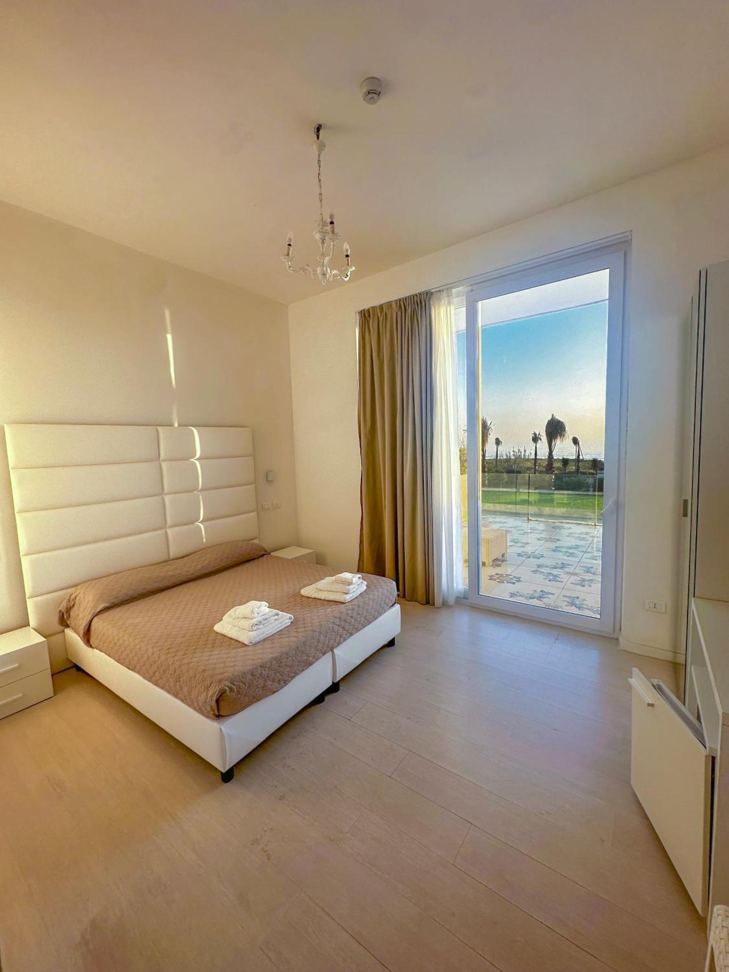 Hotel Artemide Mare Paestum Bagian luar foto