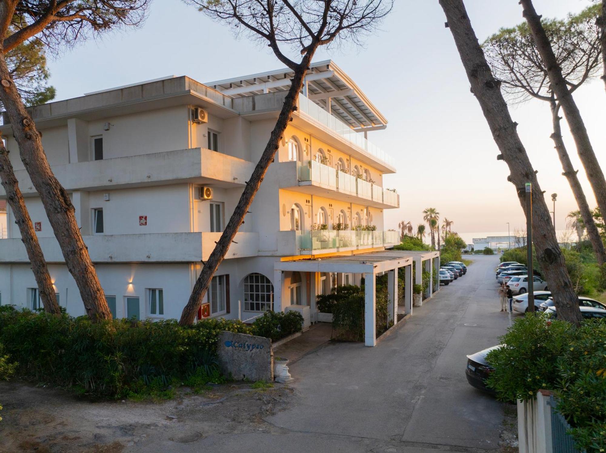 Hotel Artemide Mare Paestum Bagian luar foto