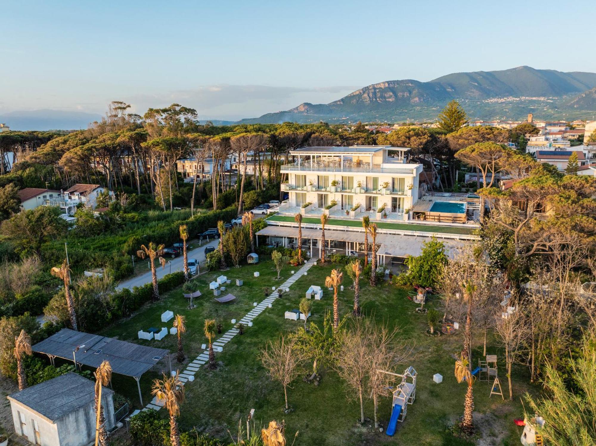 Hotel Artemide Mare Paestum Bagian luar foto