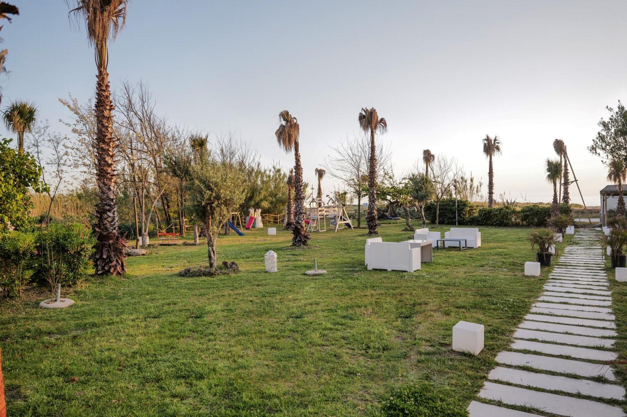 Hotel Artemide Mare Paestum Bagian luar foto