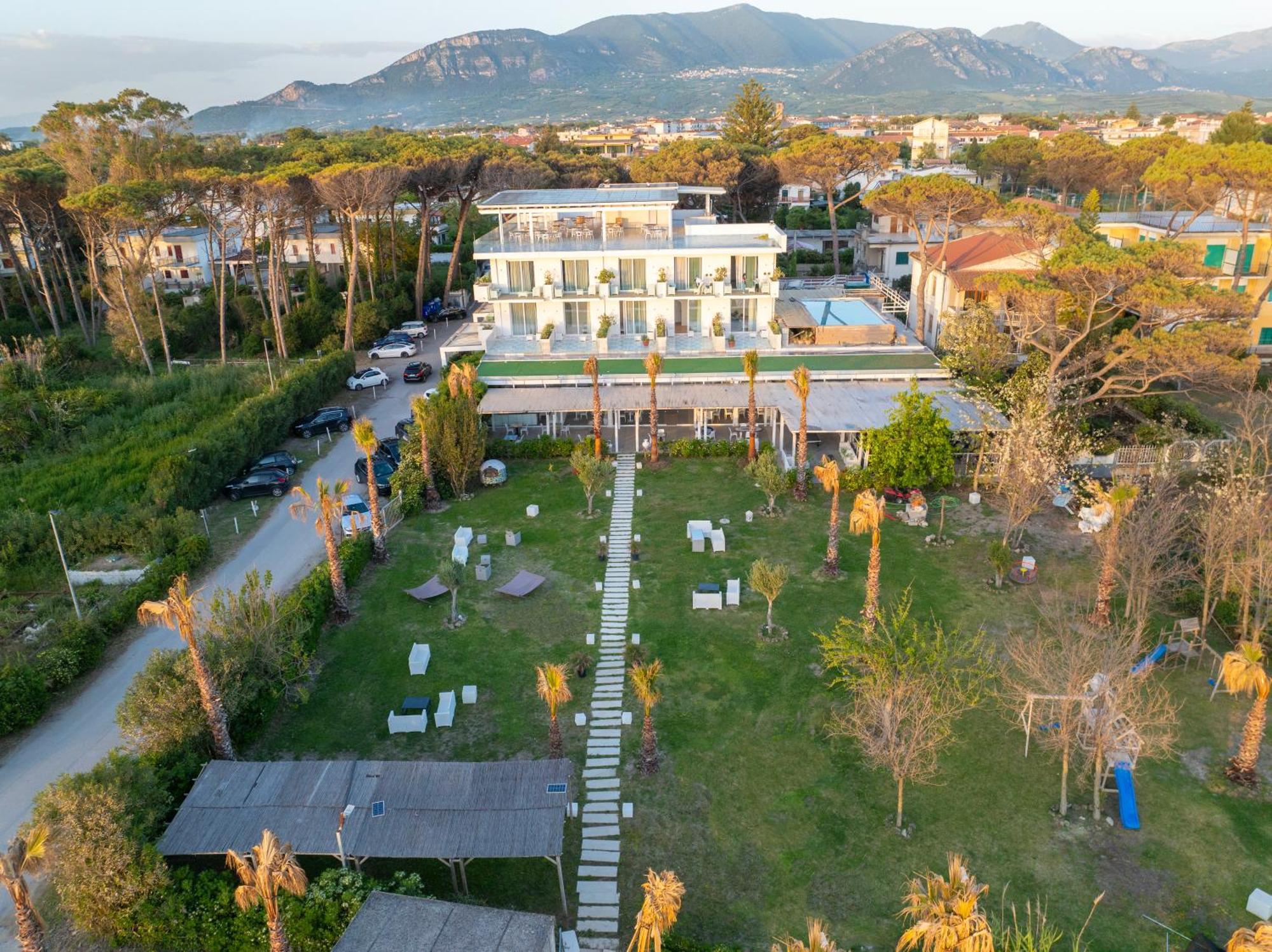 Hotel Artemide Mare Paestum Bagian luar foto